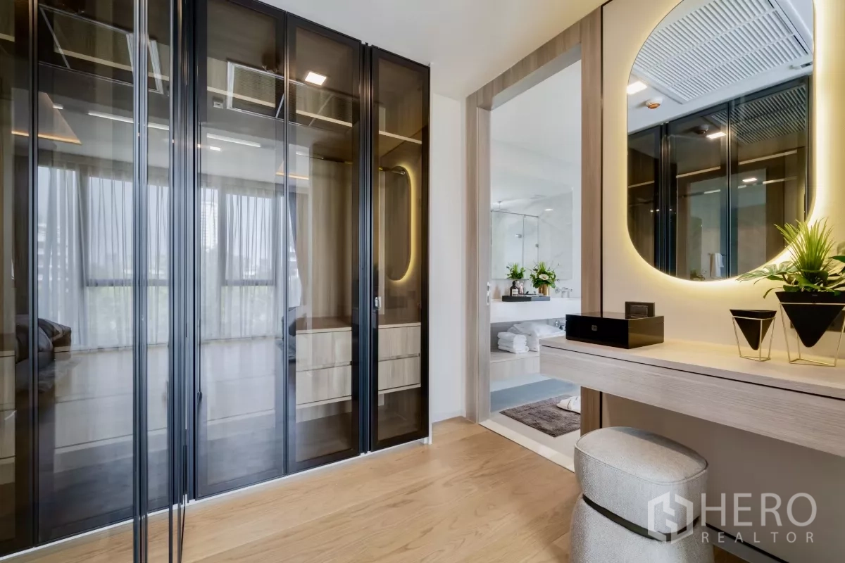 คอนโด ให้เช่าในWatthana, Bangkok - วอล์กอินคลอเซ็ต ประตูตู้เสื้อผ้ากระจก ใกล้โต๊ะเครื่องแป้ง และเห็นทางเข้าห้องน้ำในตัว