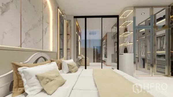 公寓 出租在Sathon, Bangkok - 温馨卧室，仿大理石背景墙与柔和灯带，玻璃移门通向客厅。