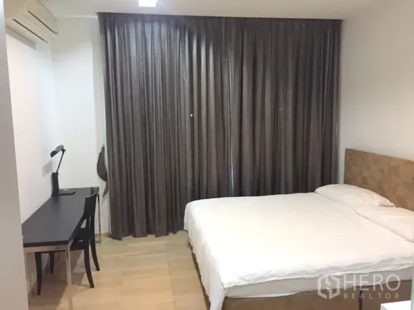 คอนโด ให้เช่าในKhlong Toei, Bangkok - ห้องนอนกว้าง เตียงคิงไซส์ ผ้าม่านทึบแสง และโต๊ะทำงานพร้อมโคมไฟ