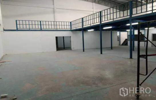 货栈 出租或出售在Prawet, Bangkok - 高挑仓库大厅，带钢结构夹层，提升存储容量。