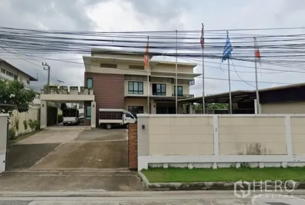 货栈 出租在Bang Phli, Samut Prakan - 带围墙的大门入口，宽阔车道与办公楼，卡车可进出