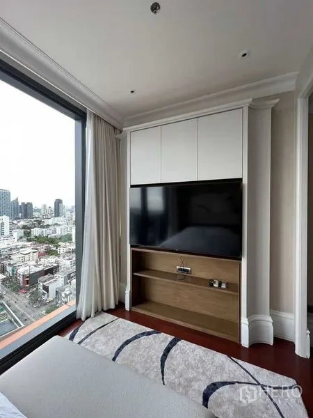 คอนโด ให้เช่าในWatthana, Bangkok - ห้องนอนมุมกระจกเต็มบาน ตู้ทีวีบิลท์อิน และทัศนียภาพสกายไลน์