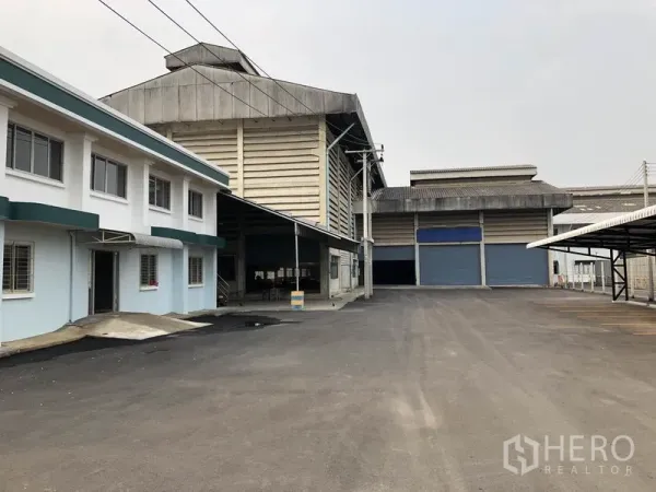 โรงงาน ให้เช่าในLam Luk Ka, Pathum Thani - ลานแอสฟัลต์กว้างระหว่างอาคารสำนักงานกับโกดัง มีหลังคาโหลดสินค้าและประตูม้วน