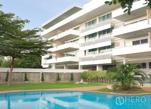 อพาร์ทเมนท์ ให้เช่าในKhlong Toei, Bangkok - อาคารอพาร์ตเมนต์โลว์ไรส์พร้อมระเบียงกว้าง มองเห็นสระว่ายน้ำและสวน