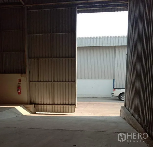 货栈 出租在Lat Krabang, Bangkok - 大型金属推拉门及装卸坡道，直通园区道路，方便卡车进出。