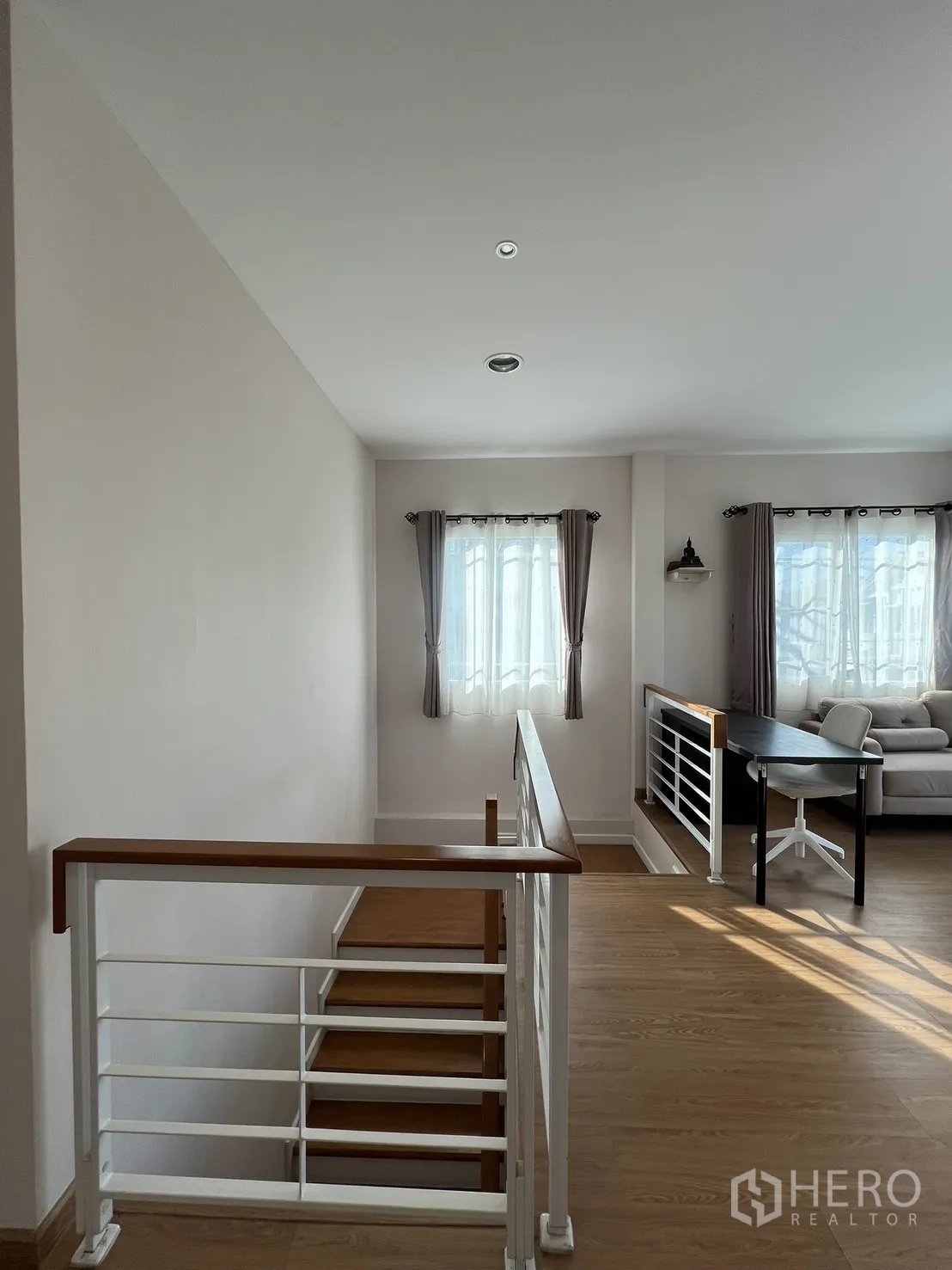 บ้านเดี่ยว for rent in Bang Kapi, Bangkok - โถงชั้นบนมีหน้าต่าง โต๊ะทำงาน และโซฟา รับแสงธรรมชาติ.