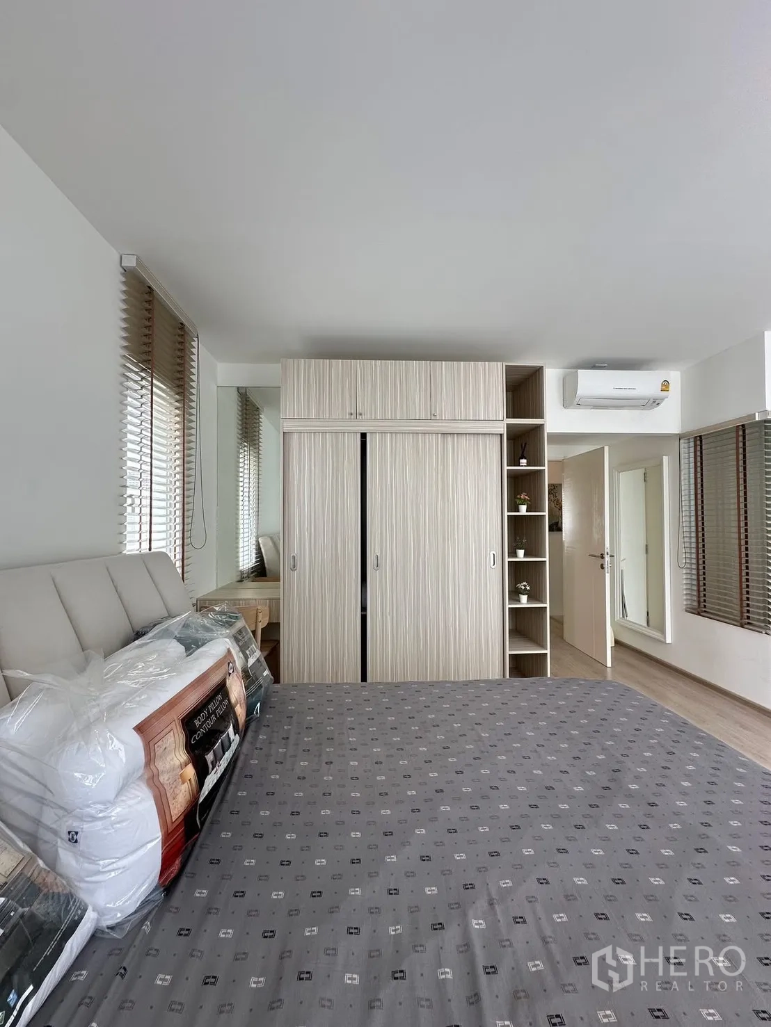 联排别墅 for rent in Prawet, Bangkok - 明亮卧室配软包床、衣柜与空调。