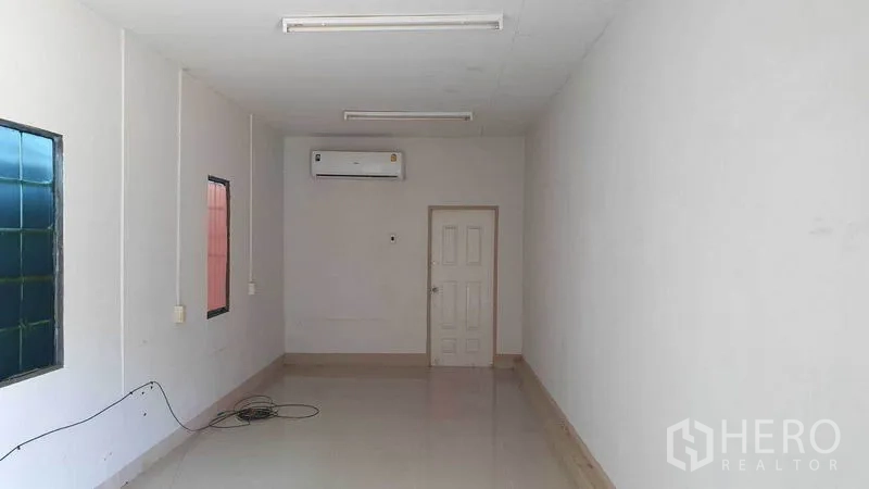 คลังสินค้า ให้เช่าในPathum Thani - ห้องออฟฟิศติดแอร์ ภายในปูกระเบื้อง ผนังสีขาว
