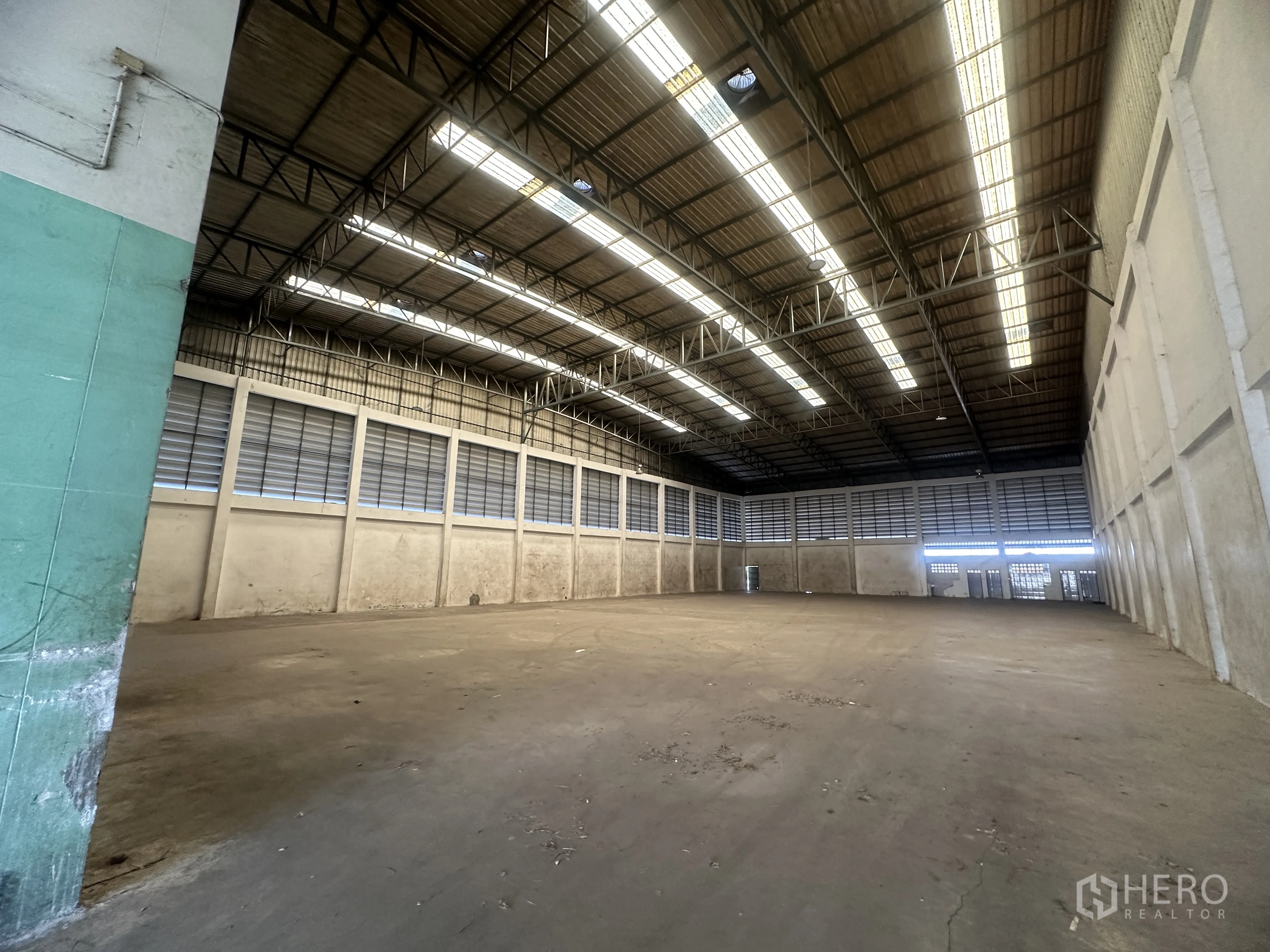 Factory for rent in Wang Noi, Phra Nakhon Si Ayutthaya - Warehouse interior showing louvered ventilation panels, tall walls, and clear-span layout.