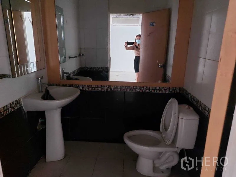 零售空间 出租在Pathum Wan, Bangkok - 第二间卫生间，配立柱式洗手盆、坐便器与大镜子。