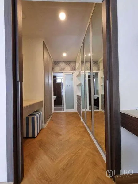 ทาวน์เฮาส์ ให้เช่าในWang Thonglang, Bangkok - วอล์กอินคลอเซต ทางเดินตู้เสื้อผ้าบานกระจก พร้อมโต๊ะเครื่องแป้ง