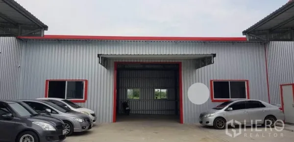 คลังสินค้า ให้เช่าในBang Yai, Nonthaburi - ด้านหน้าโกดังพร้อมลานคอนกรีตจอดรถกว้าง ประตูทางเข้าช่องสูงตรงกลาง