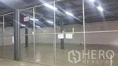 โรงงาน ขายในLam Luk Ka, Pathum Thani - โซนเก็บของกั้นตาข่ายภายในโรงงาน ใต้ไฟส่องสว่างอุตสาหกรรม