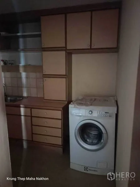 คอนโด ให้เช่าในWatthana, Bangkok - มุมซักล้างพร้อมเครื่องซักผ้าฝาหน้าและตู้เก็บของ