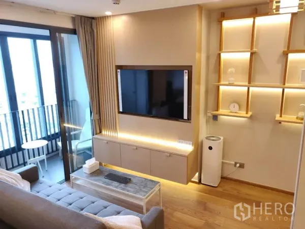 คอนโด ให้เช่าในRatchathewi, Bangkok - ผนังทีวีตู้แขวนมีไฟซ่อน ประตูบานเลื่อนออกไประเบียงนั่งเล่น