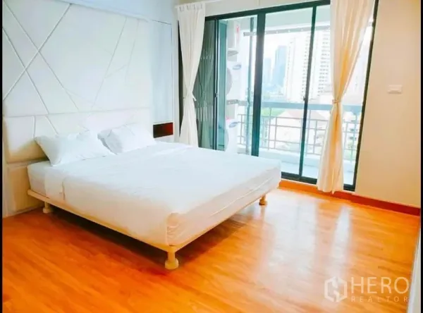 คอนโด ขายในWatthana, Bangkok - ห้องนอนมาสเตอร์กว้าง เตียงใหญ่ และระเบียงชมสกายไลน์กรุงเทพฯ