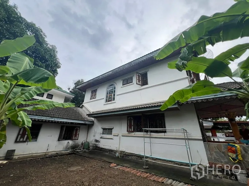 บ้าน ขายในPhra Khanong, Bangkok - ด้านหลังบ้าน 2 ชั้น พร้อมหน้าต่างโค้งและพื้นที่สวน