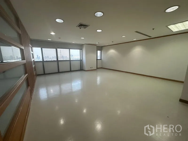 สำนักงาน ให้เช่าในPhaya Thai, Bangkok - พื้นที่ออฟฟิศมุมห้อง มีหน้าต่างหลายบานและเสากลางห้อง