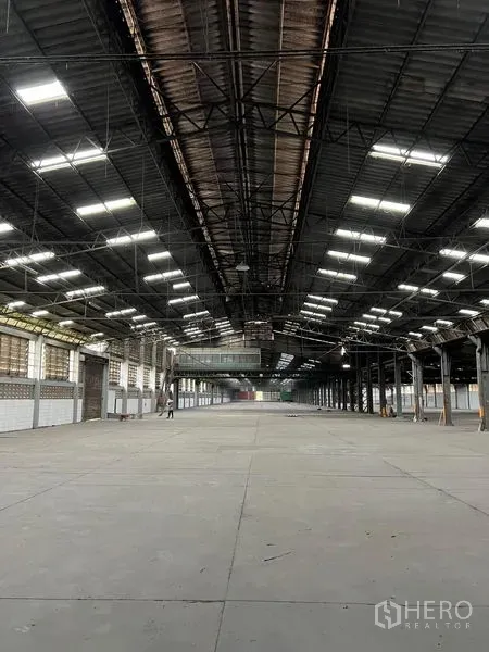 货栈 出租在Bang Pa-in, Phra Nakhon Si Ayutthaya - 大型仓库内部，高钢结构屋顶、天窗与宽阔混凝土地面