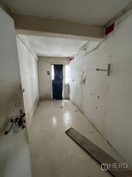 店屋 出租在Watthana, Bangkok - 空置长方形房间，白墙与瓷砖地面，等待翻新，后侧有门采光。