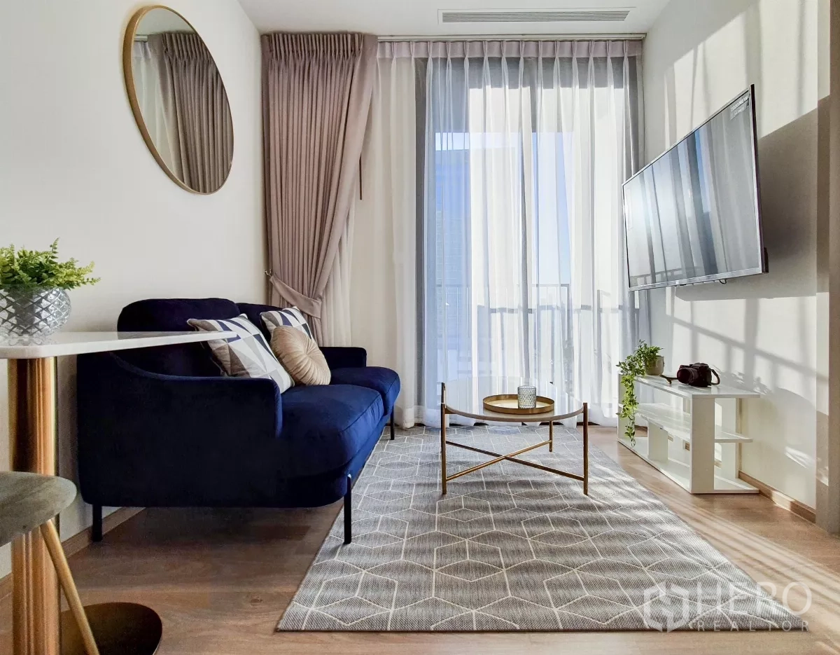 คอนโด ให้เช่าในKhlong Toei, Bangkok - ห้องนั่งเล่นสว่าง ผ้าม่านสูง โต๊ะกลาง และประตูกระจกบานเลื่อน