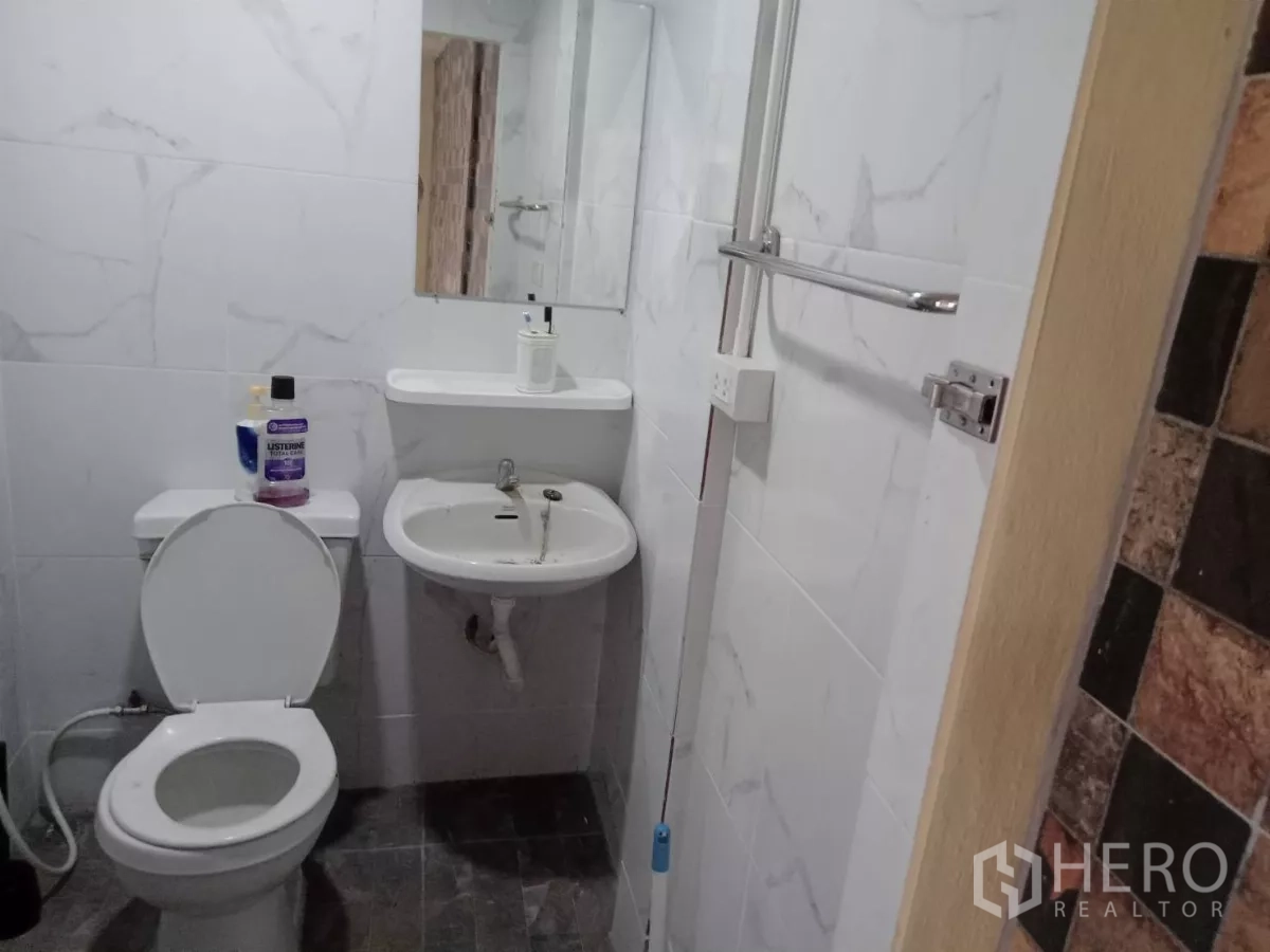 独立式住宅 出租在Phaya Thai, Bangkok - 白色墙砖套内卫浴，含坐便与洗手盆、镜子。