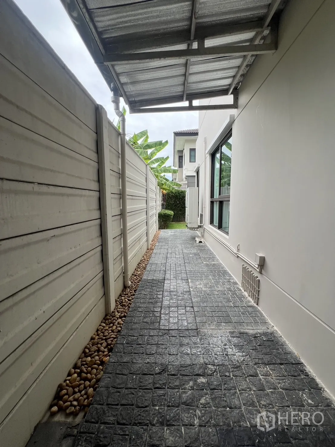 บ้าน ให้เช่าหรือขายในPrawet, Bangkok - ทางเดินด้านข้างมีหลังคา พื้นคอนกรีตพิมพ์ลาย และร่องกรวด