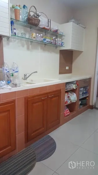 บ้าน ขายในMueang Nonthaburi, Nonthaburi - ครัวในบ้าน เคาน์เตอร์ยาว อ่างล้างจาน ตู้บิลท์อินไม้ และชั้นวางของ