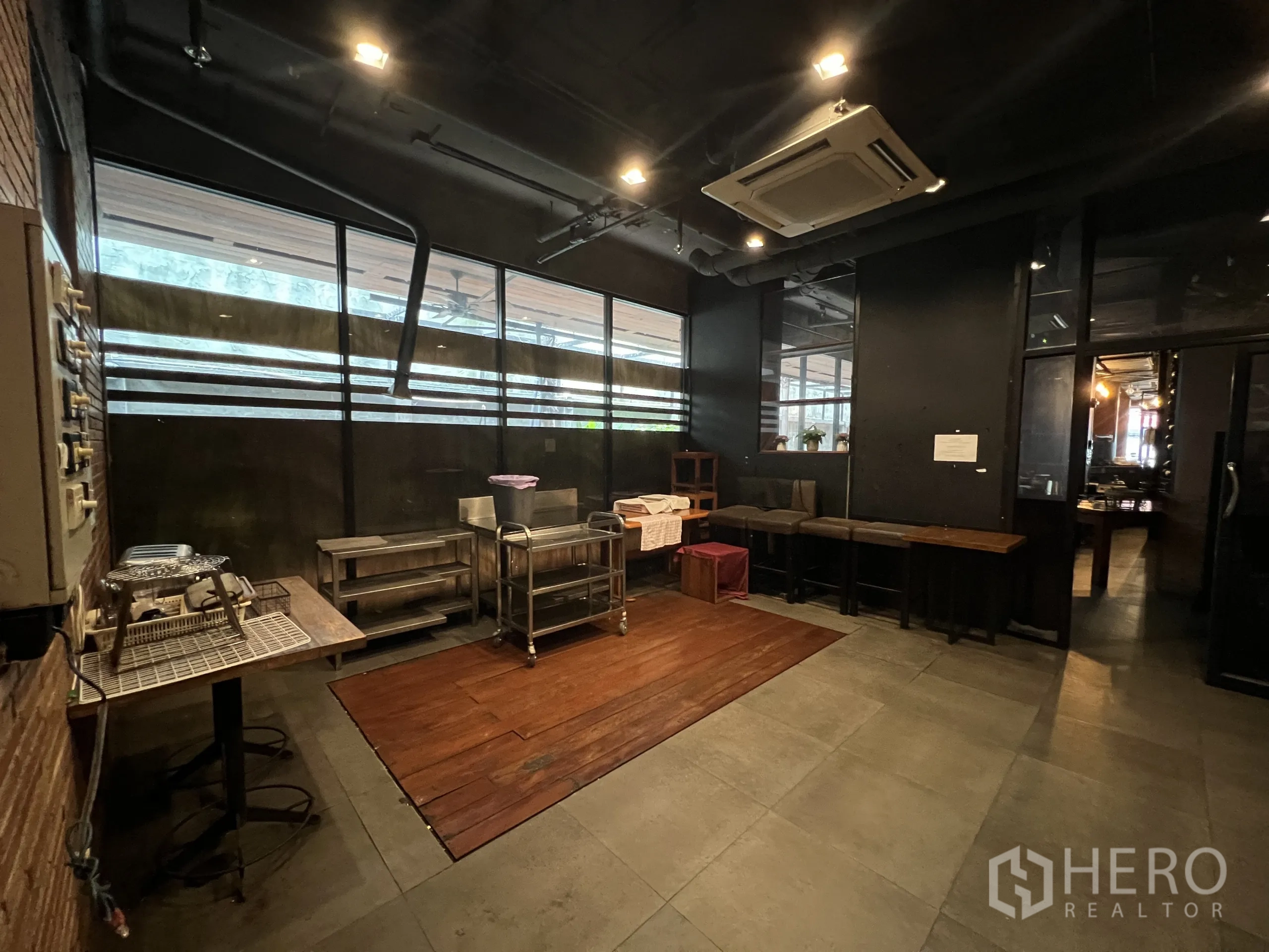 พื้นที่ขายปลีก ให้เช่าในWatthana, Bangkok - พื้นที่เตรียมอาหารกว้าง เพดานสีเข้ม แอร์ฝัง และหน้าต่างมองทางเดิน