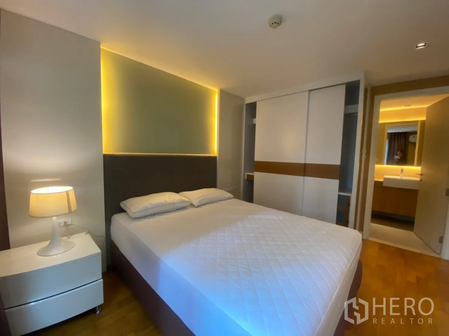 公寓 出租在Watthana, Bangkok - 卧室带背光床头、推拉衣柜，并与卫浴相连。