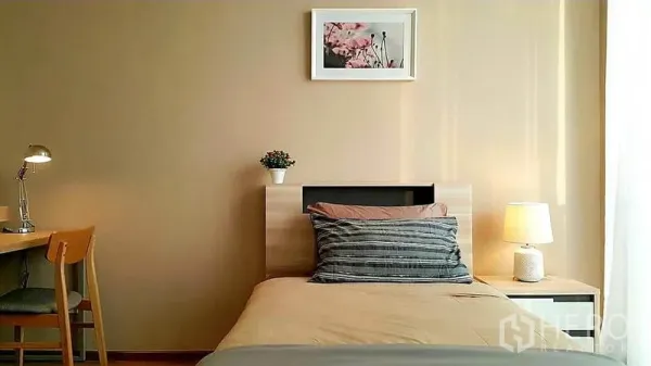 คอนโด ให้เช่าในKhlong Toei, Bangkok - ห้องนอนเล็กอบอุ่น เตียงเดี่ยว โต๊ะทำงาน และโคมไฟ