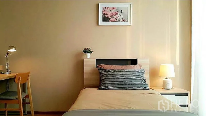 คอนโด ให้เช่าในKhlong Toei, Bangkok - ห้องนอนเล็กอบอุ่น เตียงเดี่ยว โต๊ะทำงาน และโคมไฟ