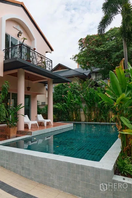 บ้าน ให้เช่าในWatthana, Bangkok - บ้านสองชั้นสไตล์วิลล่าพร้อมระเบียงมองเห็นสระว่ายน้ำส่วนตัวและสวนเขตร้อน