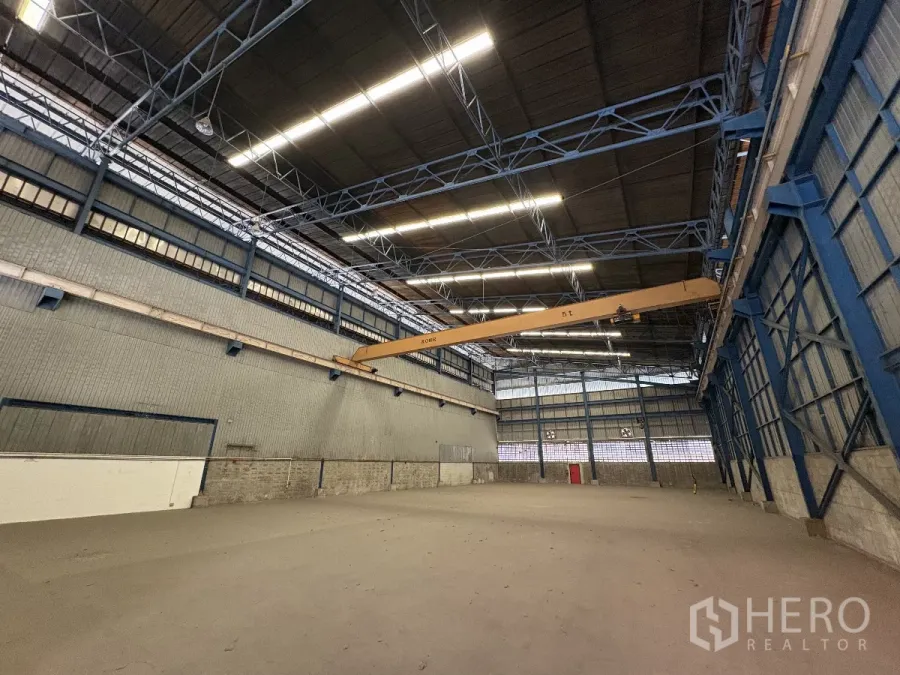 货栈 出租在Mueang Samut Prakan, Samut Prakan - 仓库内部高挑钢结构，配5吨龙门行车吊。