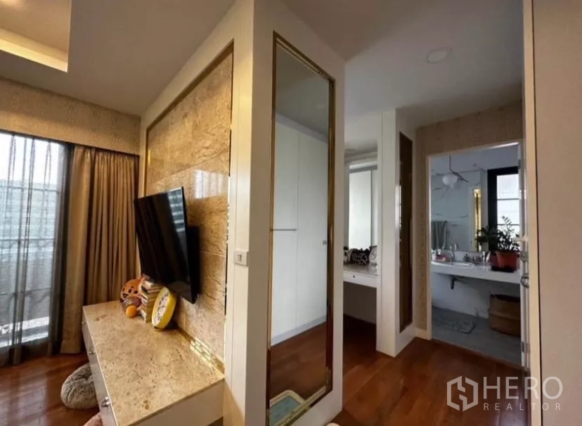 ทาวน์เฮาส์ ให้เช่าในYan Nawa, Bangkok - โถงห้องนอนหลักเชื่อมวอล์กอินโคลเส็ตและห้องน้ำ