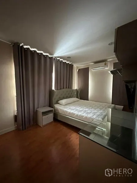 独立式住宅 出售在Prawet, Bangkok - 第二卧室，配床、书桌、空调与遮光窗帘。