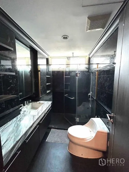 คอนโด ขายในWatthana, Bangkok - ห้องน้ำสไตล์โมเดิร์น เคาน์เตอร์หินอ่อน ผนังโทนเข้ม และตู้ดักอาบกระจก