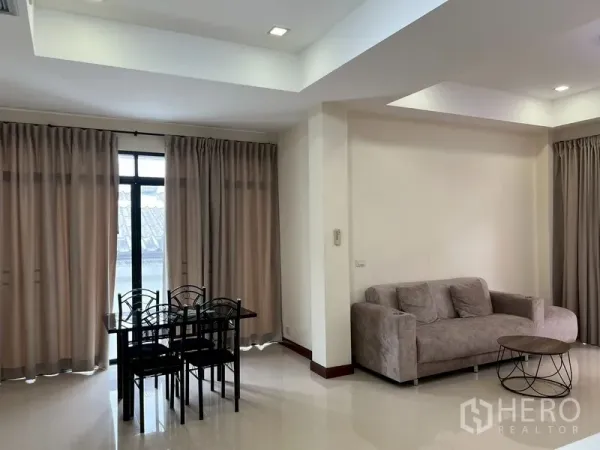 บ้าน ขายในPhra Khanong, Bangkok - ห้องนั่งเล่นแบบโอเพ่นสเปซ มีโต๊ะทานอาหารและโซฟา ข้างหน้าต่างบานใหญ่