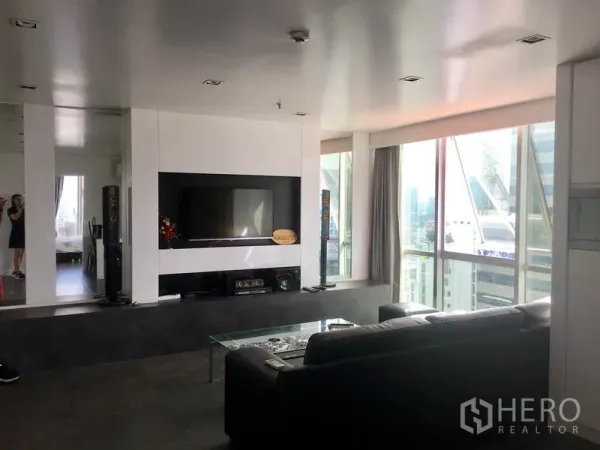 คอนโด ให้เช่าในWatthana, Bangkok - ห้องนั่งเล่นมุมมองอีกด้าน ผนังทีวีบิลท์อินและหน้าต่างมุมวิวสกายไลน์