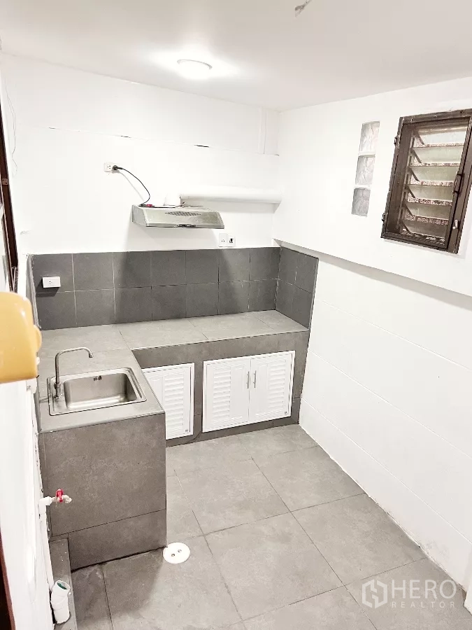 ทาวน์เฮาส์ ให้เช่าหรือขายในPhra Khanong, Bangkok - ครัวไทยแยกปูกระเบื้อง พร้อมซิงก์และเครื่องดูดควัน