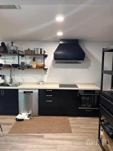 ทาวน์เฮาส์ ขายในWang Thonglang, Bangkok - เคาน์เตอร์ครัวพร้อมเครื่องใช้สแตนเลส ผนังกระเบื้องซับเวย์ และฮูดดูดควัน