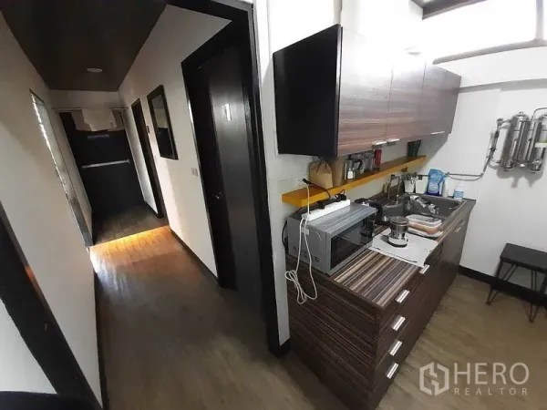 办公空间 出租在Khlong Toei, Bangkok - 沿走廊设置的茶水间，配备水槽、微波炉与木质储物柜。