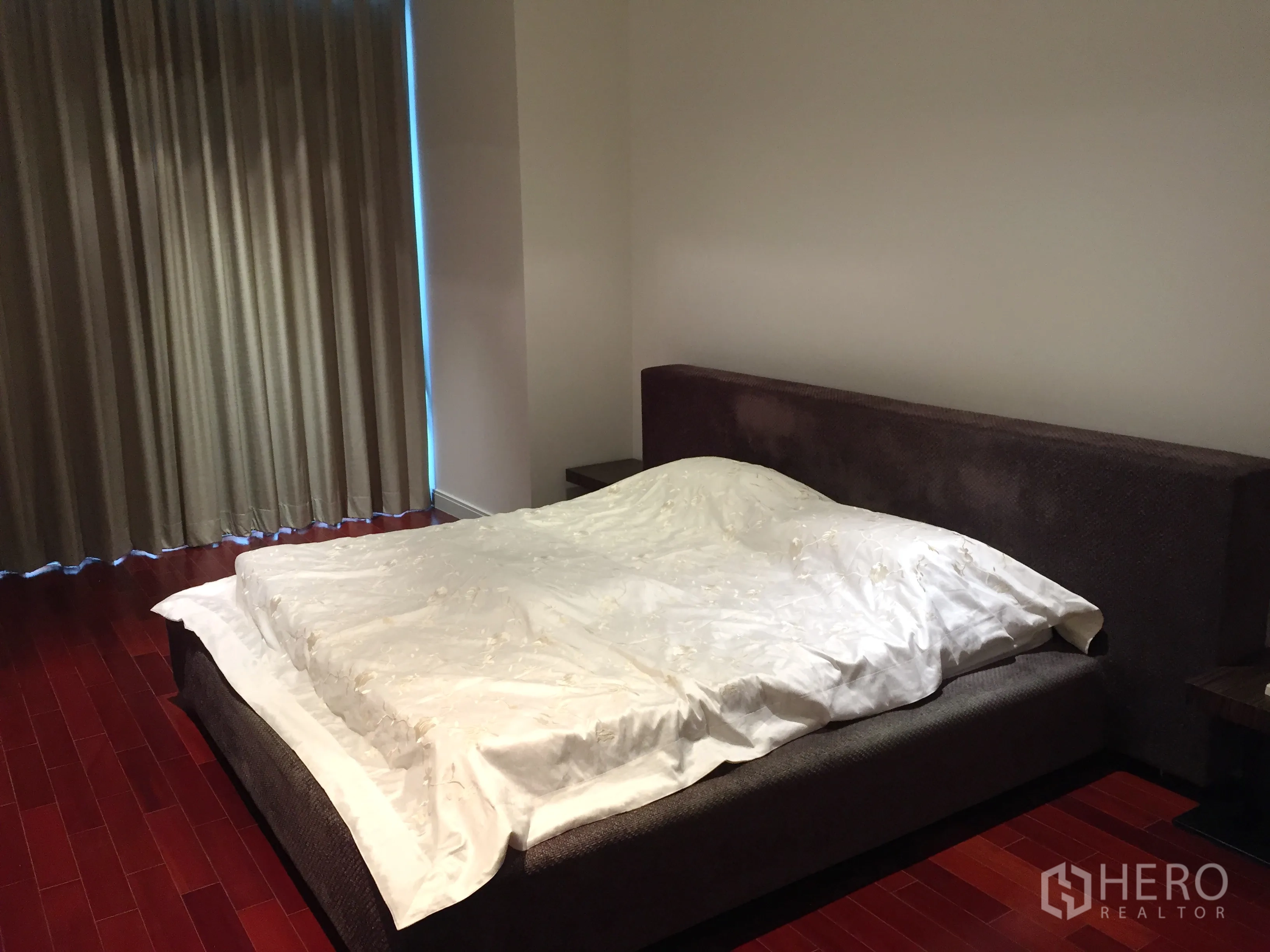 คอนโด ให้เช่าในPathum Wan, Bangkok - ห้องนอนหลัก เตียงบุนวม ม่านทึบ พื้นไม้จริง