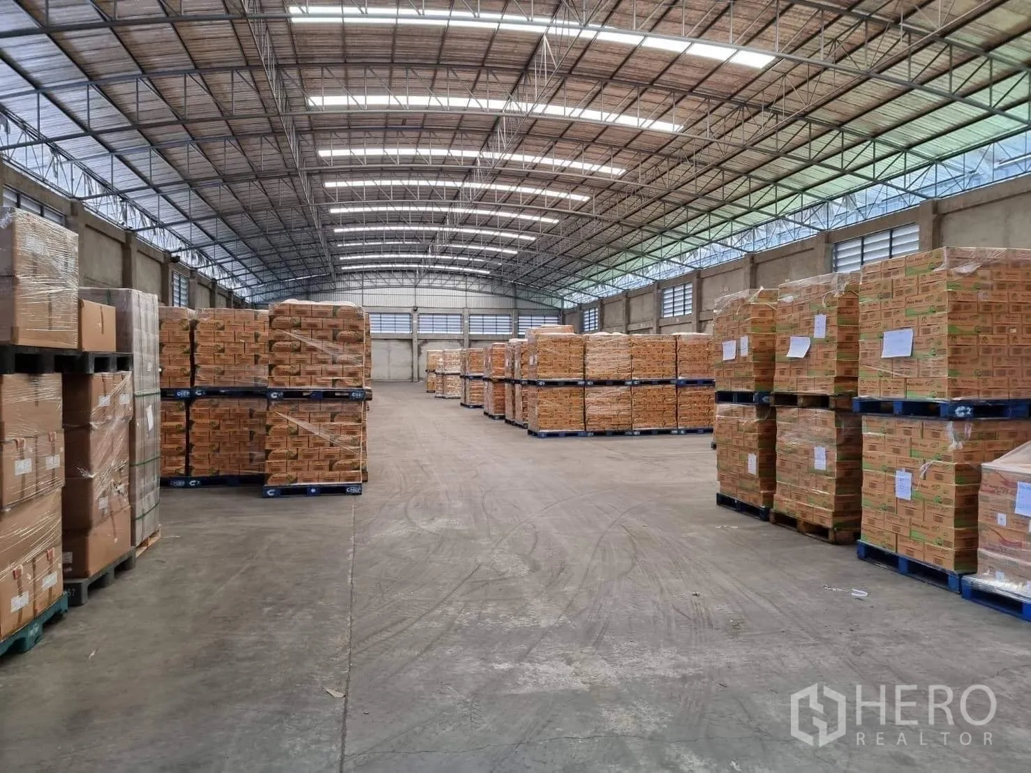 工厂 出租或出售在Pathum Thani - 拱形屋顶下整齐堆放的托盘与明亮天窗