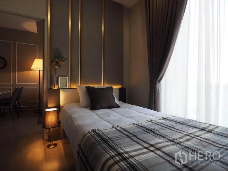 คอนโด ให้เช่าในKhlong San, Bangkok - ห้องนอนอบอุ่น ผนังหัวเตียงบุนวม แสงไฟนุ่ม และหน้าต่างแบบเต็มผนัง