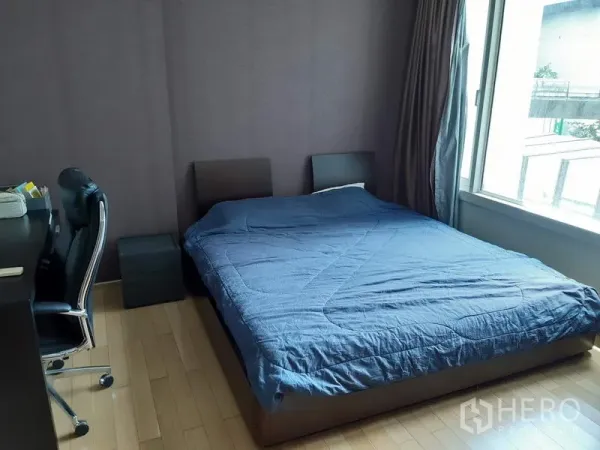 คอนโด ให้เช่าในKhlong Toei, Bangkok - ห้องนอนพร้อมเตียงใหญ่ โต๊ะทำงาน และหน้าต่างบานใหญ่รับแสงธรรมชาติ