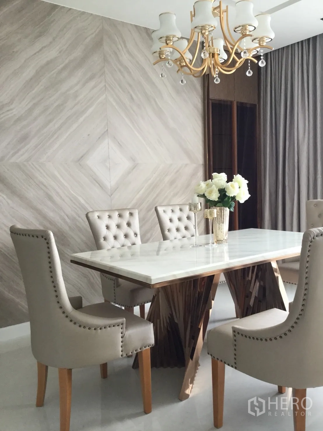 公寓 出租在Sathon, Bangkok - 金色吊灯下的大理石餐桌与纽扣皮椅，搭配纹理特色墙面。