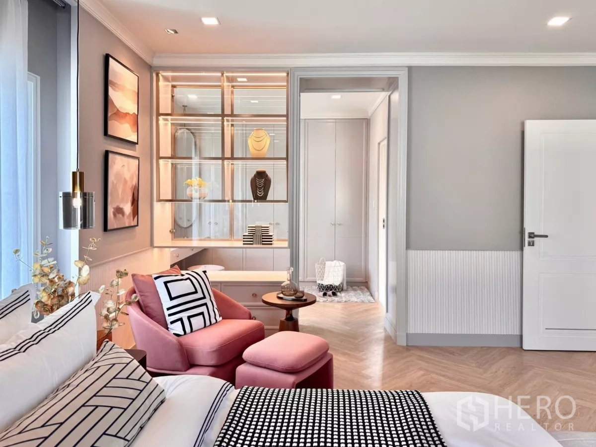 Detached House for rent in Bang Phli, Samut Prakan - Master suite view to dressing area with built-in illuminated display shelves.