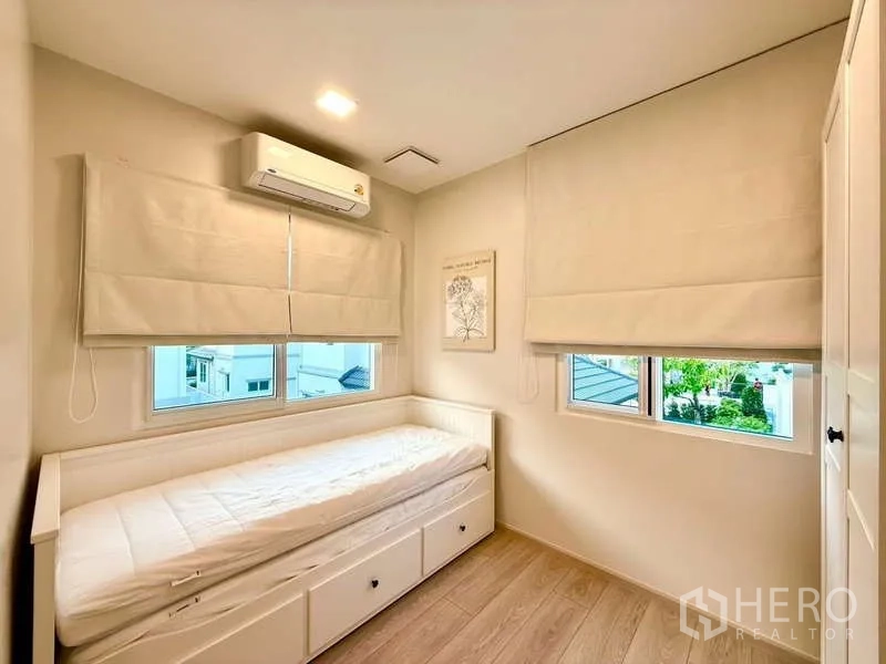 Detached House for rent in Bang Phli, Samut Prakan - Cozy small bedroom with daybed, storage drawers and two windows with blinds.