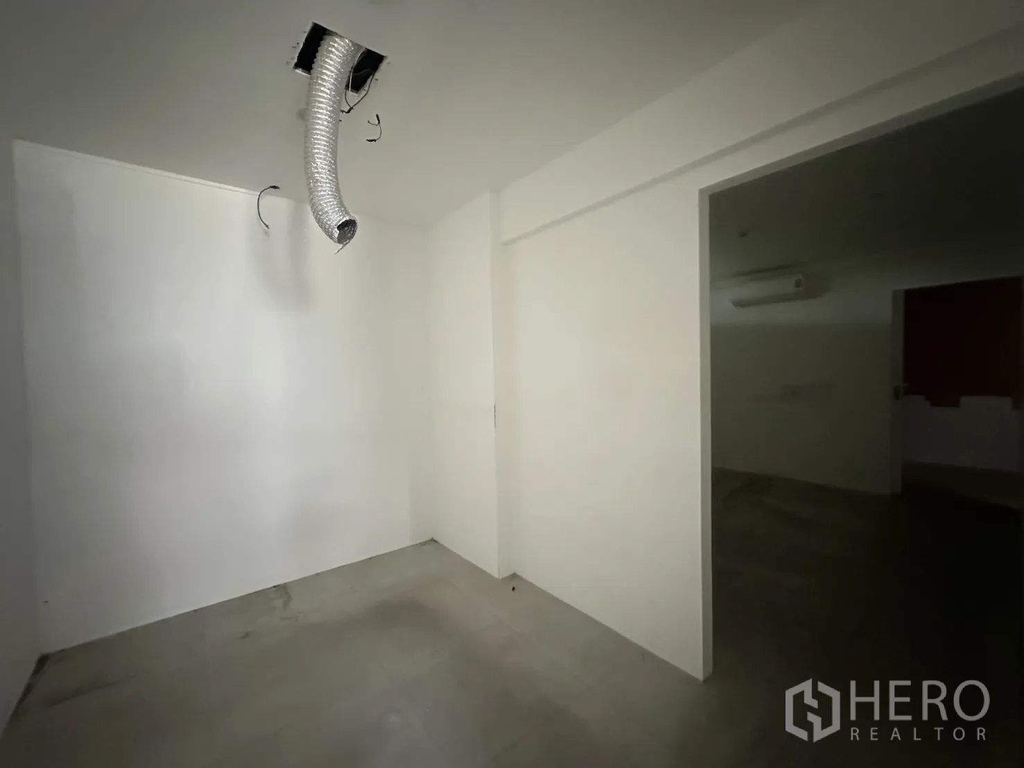 Retail Space for rent in Watthana, Bangkok - Compact white room with a ceiling vent and duct suitable for storage or utilities.